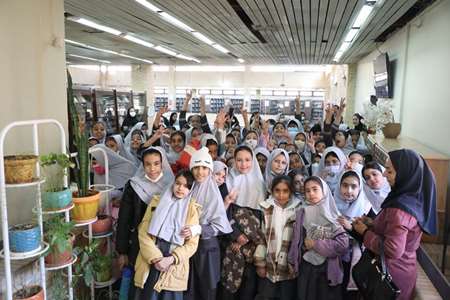 بازدید علمی و فرهنگی دانش‌آموزان دختر دبستان حضرت خدیجه از کتابخانه مرکزی